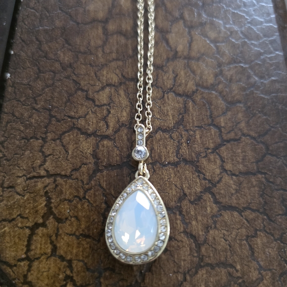 Source Unknown Gold and White Teardrop Necklace - Picture 2 of 4